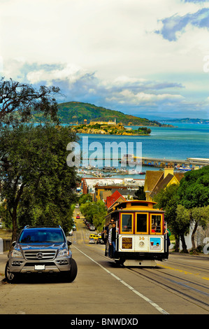 Weitwinkelaufnahme Powell und Market Street Line Seilbahn Straßenbahn Straßenbahn, Reiten auf Hügel mit malerischen Blick auf die Bucht von San Francisco Stockfoto