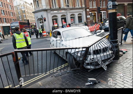 Ein Auto stürzt in die Geländer am Cambridge Circus, London Stockfoto