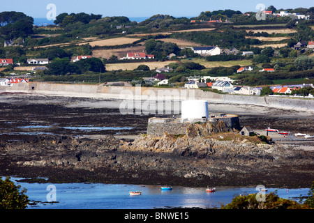 Nord Ost Küste von Guernsey, Kanalinseln im Ärmelkanal bei Ebbe. Typische Festung erhebt sich an der Küste. Stockfoto