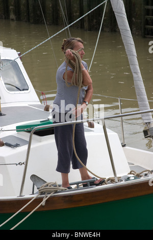 Festmacher Seil wickeln Arm um Segelboot sailor Stockfoto