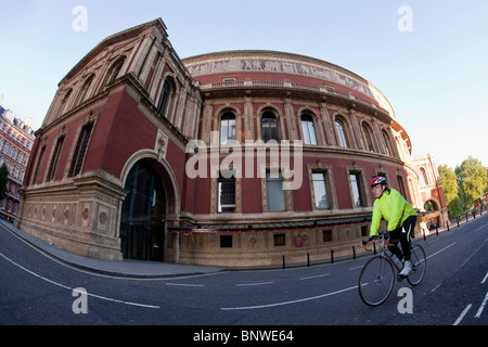 Ein Radfahrer in eine reflektierende Weste Fahrten durch die Stadt auf die Nachtfahrt London, London, Vereinigtes Königreich Stockfoto