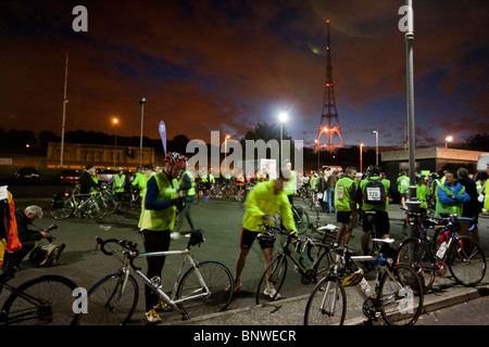 Radfahrer in Warnwesten vorbereiten für die Nachtfahrt von London, London, Vereinigtes Königreich Stockfoto