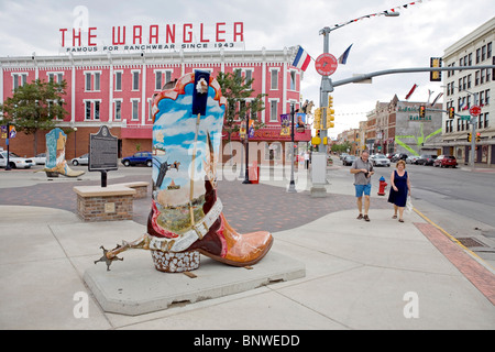 Übergroße gemalte Boot Skulptur vor der Wrangler, einen westlichen Outfit-Shop und ein Meilenstein in der Innenstadt von Cheyenne, Wyoming. Stockfoto