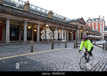 Ein Radfahrer in eine reflektierende Weste Fahrten durch die Stadt auf die Nachtfahrt London, London, Vereinigtes Königreich Stockfoto