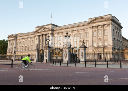 Ein Radfahrer in eine reflektierende Weste reitet auf der Nachtfahrt von London, London, Vereinigtes Königreich von Buckingham Palace Stockfoto