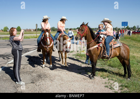 Reiter in einem Viehtrieb Ochsen bringen die Cheyenne Frontier Days Rodeo, auf ihrem Weg nach Cheyenne, Wyoming Stockfoto