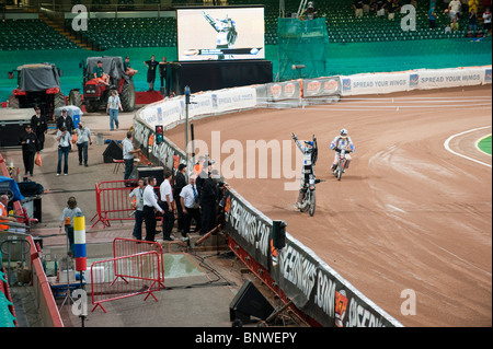 2010 British Speedway Grand Prix, im Millennium Stadium statt. Chris Holder (aus) feiert vor dem Publikum Stockfoto