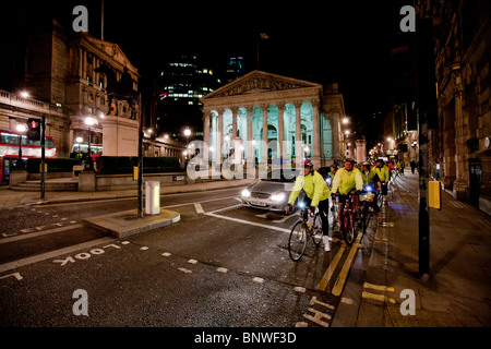 Radfahrer in Warnwesten fahren durch die Stadt auf die Nachtfahrt London, London, Vereinigtes Königreich Stockfoto