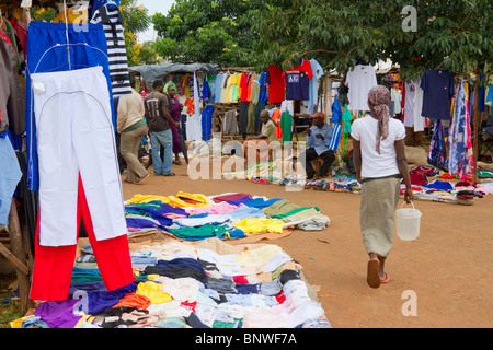 Ein Dorf-Flohmarkt in Kenia. Stockfoto