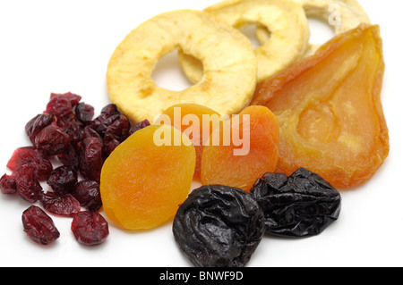 Getrocknete Früchte (Birnen, Apfelringe, Preiselbeeren, Aprikosen, Pflaumen) Stockfoto