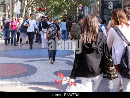 MENSCHEN SCHLENDERN LAS RAMBALS BARCELONA SPANIEN Stockfoto