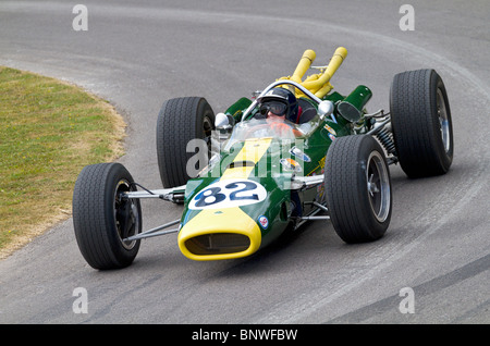 1965 Lotus-Ford 38 mit Fahrer Jackie Stewart auf dem Goodwood Festival of Speed, Sussex, England, UK. Ex-Jim Clark 1965 Indy 500 Stockfoto