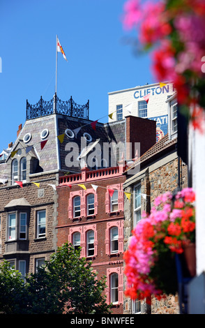 Stadtzentrum, Einkaufsstraße, High Street, St. Peter Port, Guernsey, UK, britische Kanalinseln Stockfoto