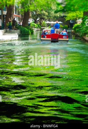 Flussboot Spaziergang Tour am Paseo del Rio in der Innenstadt von San Antonio, Texas, USA Stockfoto