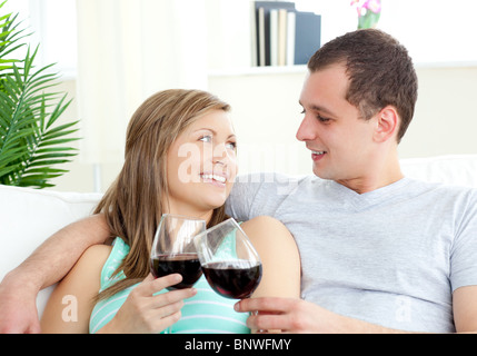 Porträt einer jungen Liebespaar trinken Rotwein Stockfoto