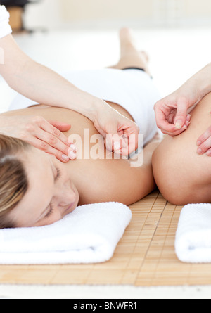 Lächelnde paar in einer Akupunktur-Therapie Stockfoto