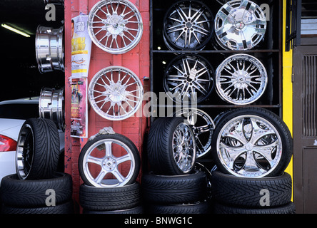 Radkappen für den Verkauf in einer Garage In der Bronx-USA Stockfoto