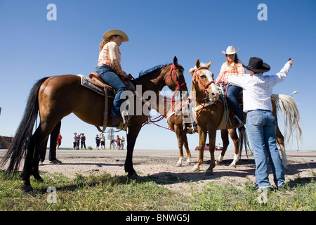 Reiter in einem Viehtrieb Ochsen bringen die Cheyenne Frontier Days Rodeo, auf ihrem Weg nach Cheyenne, Wyoming Stockfoto