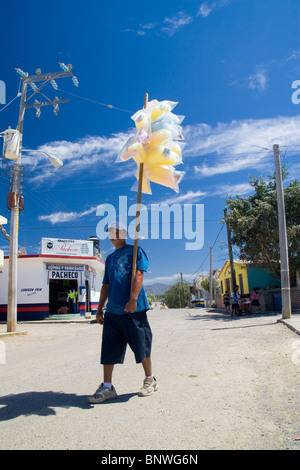 Zuckerwatte-Anbieter in einer Straße von Corral del Risco, einem kleinen Dorf im Bundesstaat Nayarit fotografiert. Stockfoto