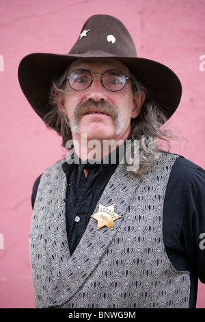 Schauspieler, spielt die Rolle des Sheriff in einem lokalen Theater-Produktion posieren für ein Foto in der Innenstadt von Cheynne, Wyoming. Stockfoto