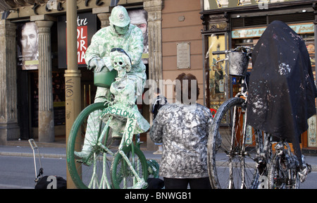 BARCELONA HUMAN STREET STATUEN SPANIEN EIN SCHWÄTZCHEN UND IMMER BEREIT Stockfoto