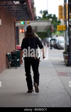 Schauspieler, spielt die Rolle des Sheriff in einem lokalen Theater-Produktion unter einem strollin Innenstadt Cheynne, Wyoming. Stockfoto