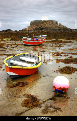 Nord Ost Küste von Guernsey, Kanalinseln im Ärmelkanal bei Ebbe. Typische Festung erhebt sich an der Küste. Stockfoto