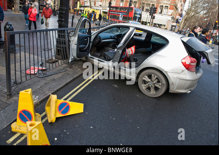 Ein Auto stürzt in die Geländer am Cambridge Circus, London Stockfoto