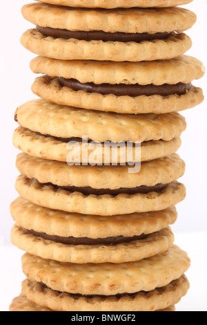 Stapel von golden Butter Butterkekse mit Schokolade-Füllung gefüllt Stockfoto