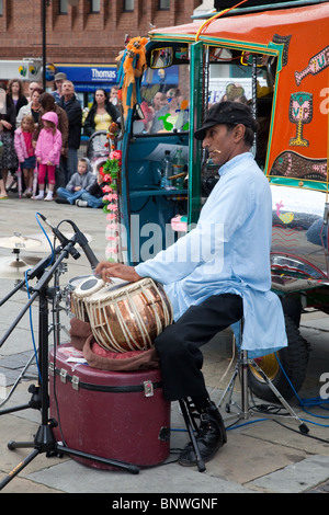 Street Performer. Mann spielt Tabula Drum am Stockton Internationale Riverside Festival. Die Tabla ist ein Schlaginstrument, South Asian membranophone Stockfoto