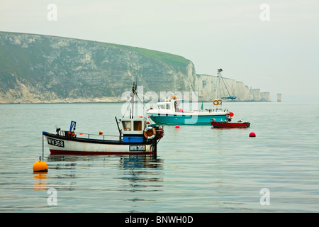 Angelboote/Fischerboote ankern in Swanage Bay Blick auf Old Harry Rocks in der Morgendämmerung, Dorset, Großbritannien Stockfoto