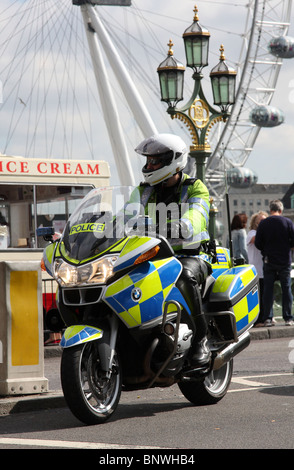 Metropolitan Police Motorradfahrer auf Westminster Bridge, London, England, U.K Stockfoto