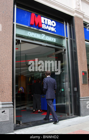 Die Metro Bank, Holborn, London, England, Vereinigtes Königreich Stockfoto