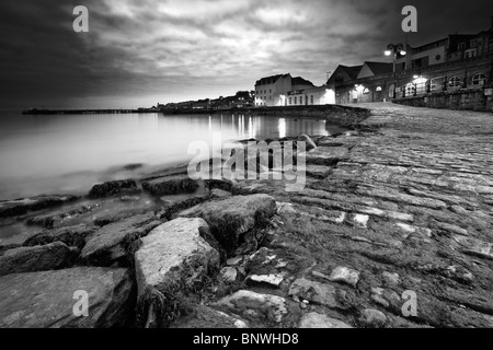 Swanage Strandpromenade und Seebrücke in der Morgendämmerung, Dorset, Großbritannien Stockfoto