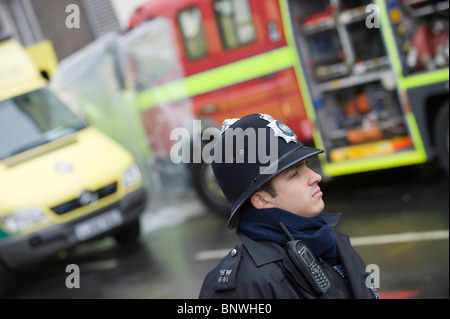 Notdienste wie Polizei, besuchen Feuer und Rettungsdienste ein eingestürzten Gebäudes auf der Rückseite der Balham Moschee Stockfoto