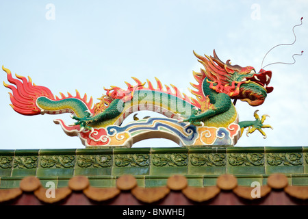 bunte Drachen Ornament auf Mersing buddhistische Tempel, malaysia Stockfoto