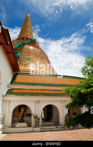 Die riesigen Stupa Phra Pathom Chedi in Nakhon Pathom, Thailand während einer umfangreichen Renovierung im Jahr 2010. Stockfoto