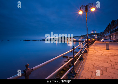 Suche entlang der Strandpromenade vor dem Morgengrauen, Swanage, Dorset, Großbritannien Stockfoto