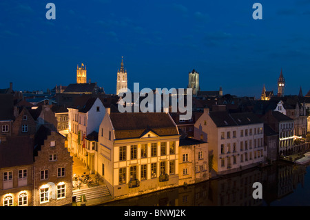 Belgien, Gent, Graslei Grachtenhäuser in der Nacht Stockfoto