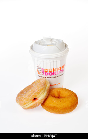 Eine heiße Tasse Dunkin Donuts Kaffee mit einem schlicht und Gelee Donuts auf einen dunkin Donuts Serviette auf einem weißen Hintergrund. Stockfoto
