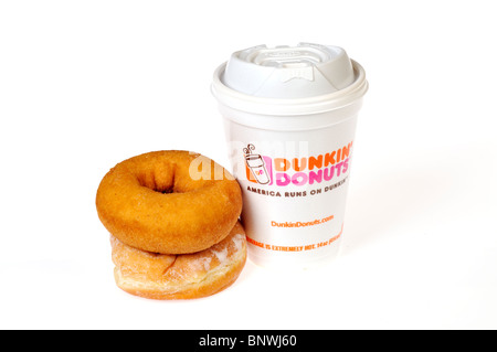 Eine heiße Tasse Styropor Dunkin Donuts Kaffee mit schlicht und Gelee-Donuts gestapelt auf einem weißen Hintergrund gefüllt. Schneiden Sie Stockfoto