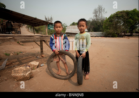 Zwei Jungs spielen mit Reifen in der Amphoe Mae Rim, Provinz Chiang Mai, Thailand, Asien Stockfoto