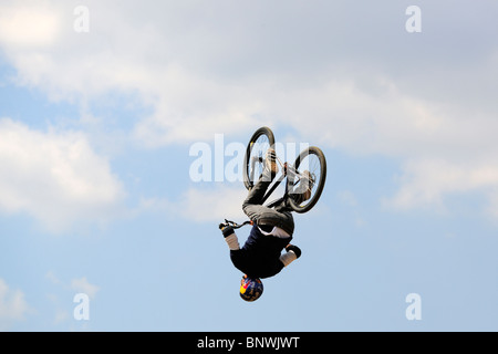 Ein nicht identifizierter Teilnehmer beteiligt sich an einem BMX/Mountainbike-Wettbewerb. Stockfoto