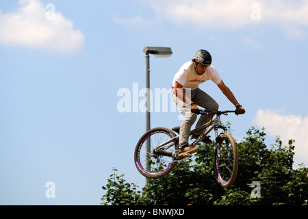 Ein nicht identifizierter Teilnehmer beteiligt sich an einem BMX/Mountainbike-Wettbewerb. Stockfoto