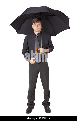 Der schwere Mann in schwarzer Kleidung mit einem Regenschirm auf einem weißen Hintergrund Stockfoto