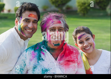 Familie feiern Holi Stockfoto