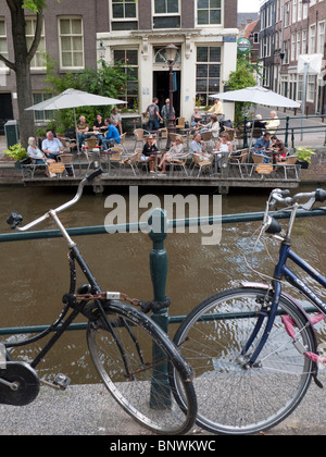 Cafe neben Kanal in Jordaan Viertel von Amsterdam Niederlande Stockfoto