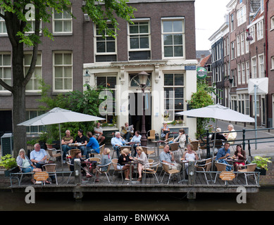 Cafe neben Kanal in Jordaan Viertel von Amsterdam Niederlande Stockfoto