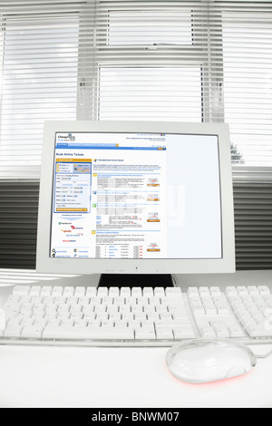 Computer zu Hause mit Cheapflights.co.uk Internet-Seite auf dem Bildschirm Stockfoto