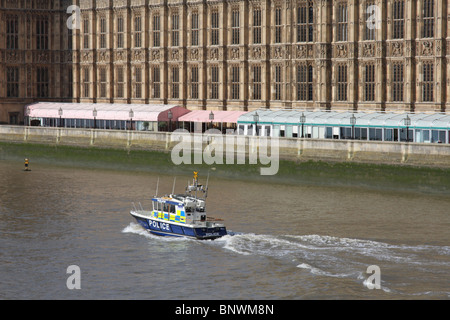 Metropolitan Police Motor starten auf der Themse bei den Houses of Parliament, Westminster, London, England, Vereinigtes Königreich Stockfoto